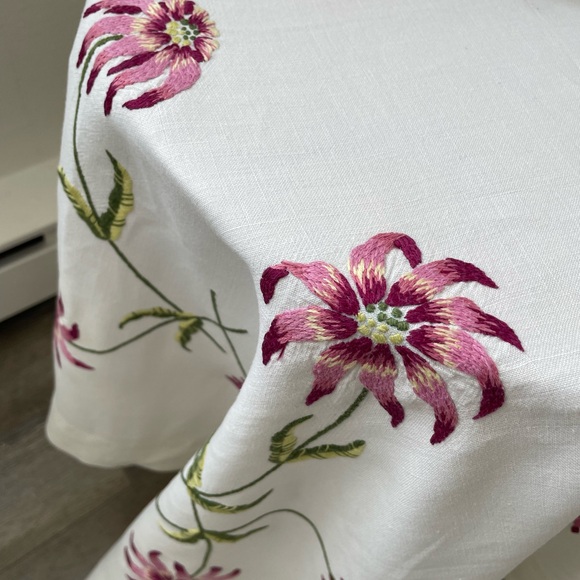 100% French Linen Floral Hand Embroidered Tablecloth White and Pink Clematis - Picture 7 of 10